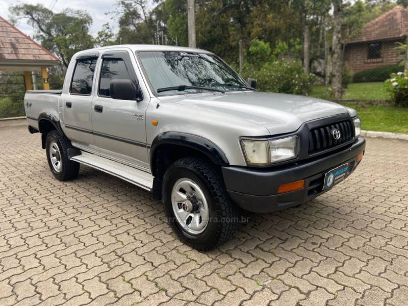 TOYOTA - HILUX - 2003/2004 - Prata - R$ 75.000,00