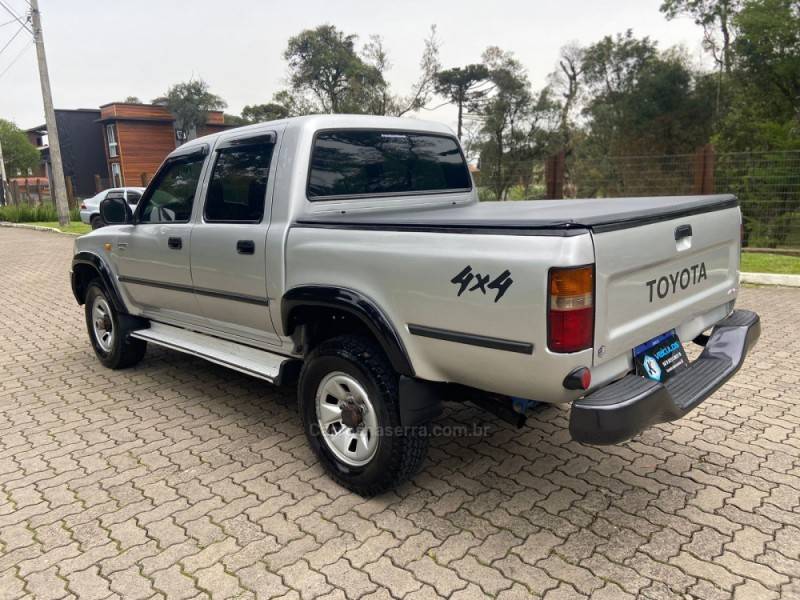 TOYOTA - HILUX - 2003/2004 - Prata - R$ 75.000,00