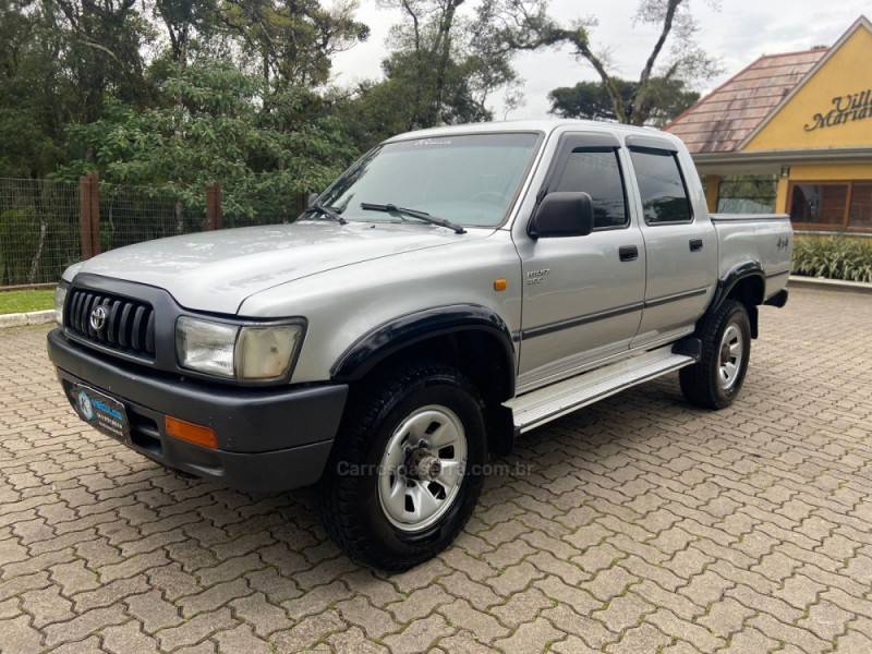 TOYOTA - HILUX - 2003/2004 - Prata - R$ 75.000,00