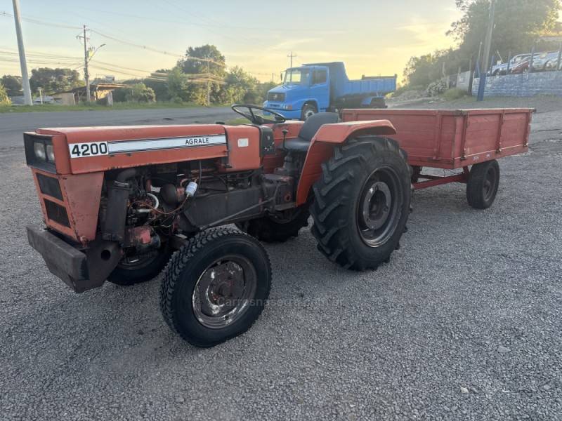 AGRALE - TRATOR 4200 - 1980/1980 - Vermelha - Sob Consulta